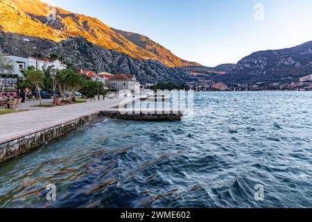 Kotor, Montenegro - 14. Februar 2024: Blick auf die Küste an einem sonnigen Wintertag an der Bucht von Kotor, Adriaküste von Montenegro. Stockfoto