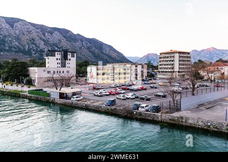 Kotor, Montenegro - 14. Februar 2024: Blick auf die Küste an einem sonnigen Wintertag an der Bucht von Kotor, Adriaküste von Montenegro. Stockfoto