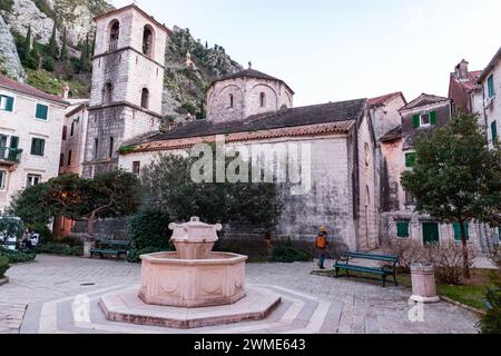 Kotor, Montenegro - 14. Februar 2024: Heilige Heirat am Fluss Stiftskirche in der Altstadt von Kotor, Montenegro. Stockfoto