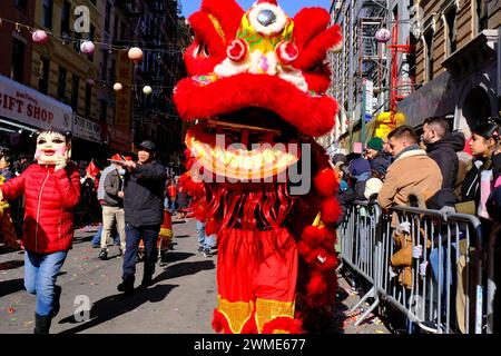 New York City, NY, USA. Februar 2024. New Yorker versammelten sich in Chinatown, um 2024 während der Lunar New Year Parade am 25. Februar 2024 zu feiern. Credit: Katie Godowski/Media Punch/Alamy Live News Stockfoto