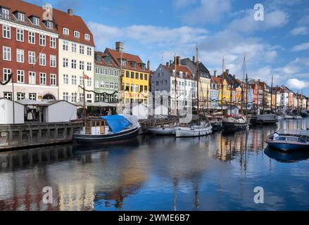 Farbenfrohe Gebäude und Hochmastboote am Ufer von Nyhavn, Kopenhagen, Dänemark, Europa Stockfoto