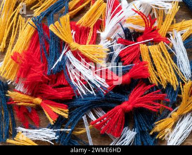 Farbige Fäden mit Knoten, Reste vom Weben, selektiver Fokus. Textilabfälle, unnötige Rückstände Stockfoto