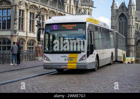 Gent, Belgien - Januar 31 2024: Ein flämischer de Lijn VanHool Stadtbus in der Altstadt von Gent Stockfoto