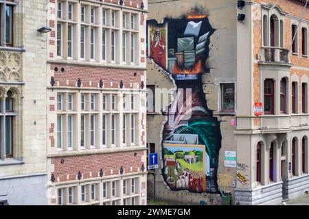 Gent, Belgien - Januar 31 2024: Lebendige Graffiti-Kunst in einem hohen Gebäude in gent. Straßenkunst an alten Gebäuden in europa Stockfoto