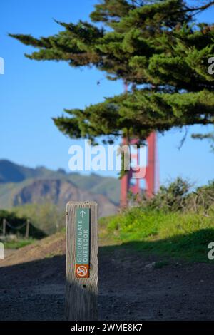 Die legendäre Golden Gate Bridge vom Presidio aus gesehen, San Francisco CA Stockfoto