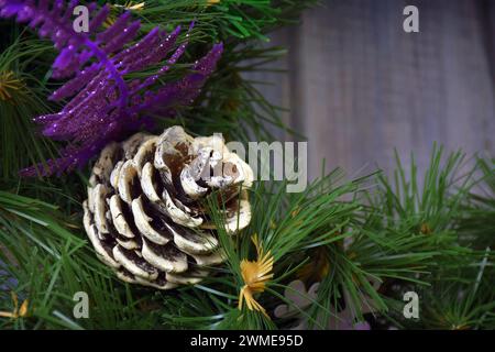 Weihnachtliche Einrichtung, Nahaufnahme. Ein festlicher Kranz an einer alten Holztür. Weihnachtstraditionen. Komfort. Familienwerte. Stockfoto