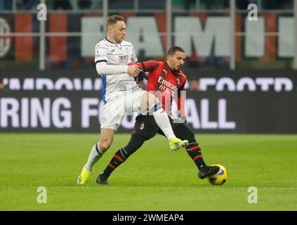 Mailand, Italien. 25. Februar 2024. Teun Koopmeiners von Atalanta BC und Ismael Bennancer vom AC Milan während des italienischen Fußballspiels der Serie A zwischen AC Milan und Atalanta BC am 25. Februar 2024 im San Siro Stadion in Mailand. Quelle: Nderim Kaceli/Alamy Live News Stockfoto