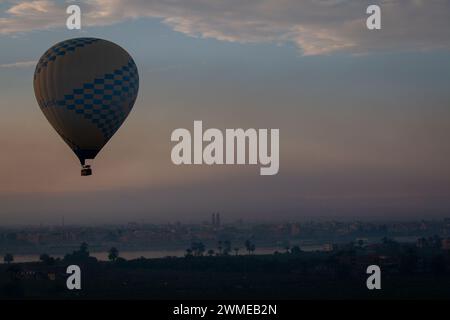 Ein Heißluftballon, der über dem Nil fliegt, Luxor, Ägypten Stockfoto