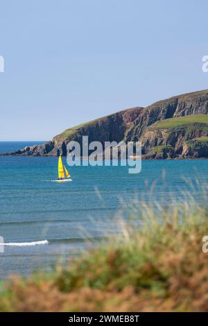 Segelboot zwischen Bantham Beach und Burgh Island an einem Sommertag - Bantham, Devon, Großbritannien Stockfoto