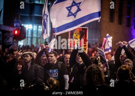 Tel Aviv, Israel. Februar 2024. Israelische Demonstranten skandieren während der Demonstration Slogans. Etwa 50 Demonstranten versammelten sich zur Unterstützung von Premierminister Netanjahu, als Tausende Israelis am Samstag in Tel Aviv gegen den israelischen Premierminister Benjamin Netanjahu und seine Regierung protestierten und die Regierung aufforderten, eine Vereinbarung über den Austausch von Geiseln der Hamas und Israels zu treffen. (Foto von Eyal Warshavsky/SOPA Images/SIPA USA) Credit: SIPA USA/Alamy Live News Stockfoto