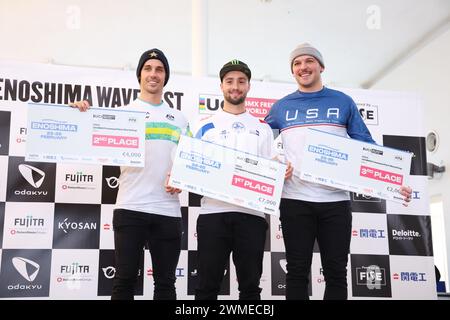 Kanagawa, Japan. Februar 2024. (L-R) Martin Logan (aus), Jeanjean Anthony (FRA), Bruce Nick (USA) BMX: Enoshima Wave fest UCI BMX Freestyle Park & Flatland World Cup, Men's Park Award Zeremonie bei Enoshima in Kanagawa, Japan. Quelle: Yohei Osada/AFLO SPORT/Alamy Live News Stockfoto