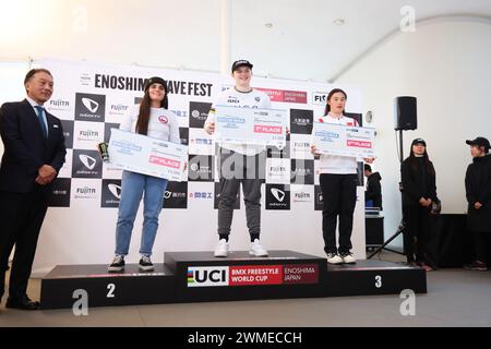 Kanagawa, Japan. Februar 2024. (L-R) Perez Grasset (CHI), Roberts Hannah (USA), Deng Yawen (CHN) BMX: Enoshima Wave fest UCI BMX Freestyle Park & Flatland World Cup, Women's Park Award Zeremonie bei Enoshima in Kanagawa, Japan. Quelle: Yohei Osada/AFLO SPORT/Alamy Live News Stockfoto