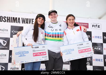 Kanagawa, Japan. Februar 2024. (L-R) Perez Grasset (CHI), Roberts Hannah (USA), Deng Yawen (CHN) BMX: Enoshima Wave fest UCI BMX Freestyle Park & Flatland World Cup, Women's Park Award Zeremonie bei Enoshima in Kanagawa, Japan. Quelle: Yohei Osada/AFLO SPORT/Alamy Live News Stockfoto