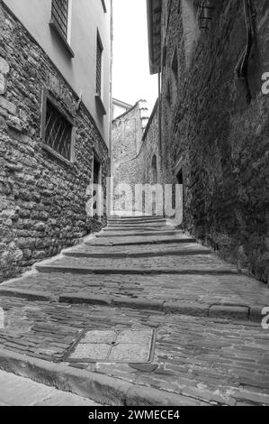 Eine alte Treppe in einer engen Gasse in Città Alta, Bergamo, Italien Stockfoto