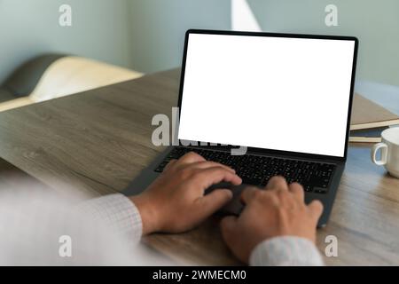 Rückansicht eines Mannes, der Hände bearbeitet, die auf der Laptop-Tastatur tippen, Modell des Computermonitors Copyspace Stockfoto