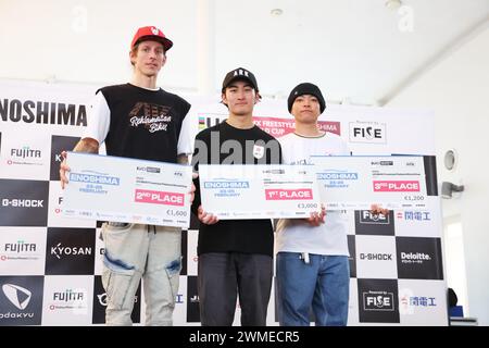 Kanagawa, Japan. Februar 2024. (L-R) Prevost Jean William (CAN), Yu Katagiri, Yu Shoji (JPN) BMX: Enoshima Wave fest UCI BMX Freestyle Park & Flatland World Cup, Men's Flatland Award Zeremonie bei Enoshima in Kanagawa, Japan. Quelle: Yohei Osada/AFLO SPORT/Alamy Live News Stockfoto
