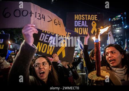 Tel Aviv, Israel. Februar 2024. Israelische Demonstranten skandieren Slogans, während sie während der Demonstration Schilder halten. Etwa 50 Demonstranten versammelten sich zur Unterstützung von Premierminister Netanjahu, als Tausende Israelis am Samstag in Tel Aviv gegen den israelischen Premierminister Benjamin Netanjahu und seine Regierung protestierten und die Regierung aufforderten, eine Vereinbarung über den Austausch von Geiseln der Hamas und Israels zu treffen. (Foto von Eyal Warshavsky/SOPA Images/SIPA USA) Credit: SIPA USA/Alamy Live News Stockfoto