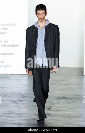 Mailand, Italien. Februar 2024. AVAVAV Herbst/Winter 2024 Runway während der Milan Fashion Week am 2024. Februar - Mailand, Italien 25/02/2024 Credit: dpa/Alamy Live News Stockfoto