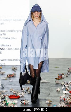 Mailand, Italien. Februar 2024. AVAVAV Herbst/Winter 2024 Runway während der Milan Fashion Week am 2024. Februar - Mailand, Italien 25/02/2024 Credit: dpa/Alamy Live News Stockfoto