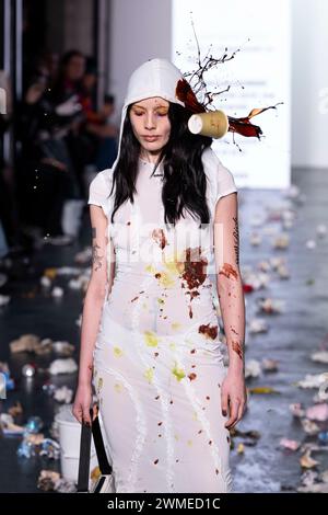 Mailand, Italien. Februar 2024. AVAVAV Herbst/Winter 2024 Runway während der Milan Fashion Week am 2024. Februar - Mailand, Italien 25/02/2024 Credit: dpa/Alamy Live News Stockfoto