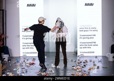 Mailand, Italien. Februar 2024. AVAVAV Herbst/Winter 2024 Runway während der Milan Fashion Week am 2024. Februar - Mailand, Italien 25/02/2024 Credit: dpa/Alamy Live News Stockfoto