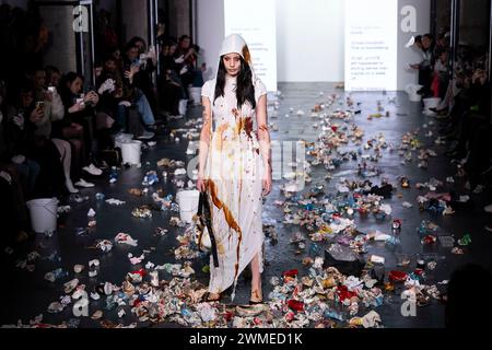 Mailand, Italien. Februar 2024. AVAVAV Herbst/Winter 2024 Runway während der Milan Fashion Week am 2024. Februar - Mailand, Italien 25/02/2024 Credit: dpa/Alamy Live News Stockfoto