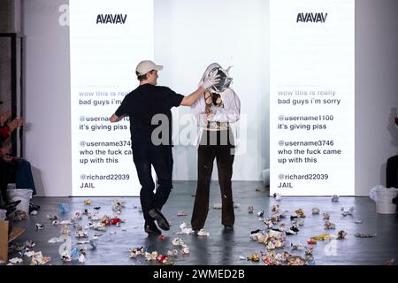 Mailand, Italien. Februar 2024. AVAVAV Herbst/Winter 2024 Runway während der Milan Fashion Week am 2024. Februar - Mailand, Italien 25/02/2024 Credit: dpa/Alamy Live News Stockfoto