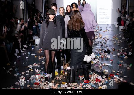 Mailand, Italien. Februar 2024. AVAVAV Herbst/Winter 2024 Runway während der Milan Fashion Week am 2024. Februar - Mailand, Italien 25/02/2024 Credit: dpa/Alamy Live News Stockfoto