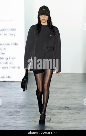 Mailand, Italien. Februar 2024. AVAVAV Herbst/Winter 2024 Runway während der Milan Fashion Week am 2024. Februar - Mailand, Italien 25/02/2024 Credit: dpa/Alamy Live News Stockfoto