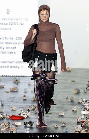 Mailand, Italien. Februar 2024. AVAVAV Herbst/Winter 2024 Runway während der Milan Fashion Week am 2024. Februar - Mailand, Italien 25/02/2024 Credit: dpa/Alamy Live News Stockfoto