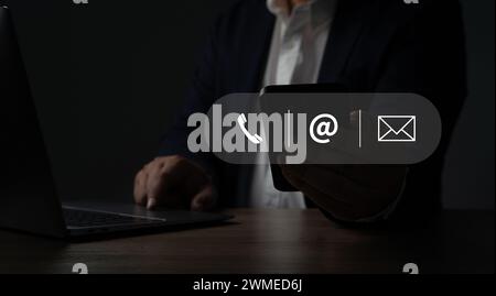 KONTAKT Kundensupport-Hotline Kontakt E-Mail und Kundendienst Callcenter Geschäftsmann mit Laptop Stockfoto