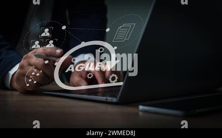 Ein Geschäftsmann, der einen Laptop benutzt Agile Verwaltung und die Prinzipien der agilen Softwareentwicklung Stockfoto