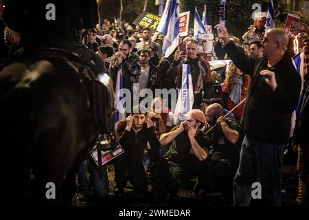 Tel Aviv, Israel. Februar 2024. Israelische Demonstranten verdecken während der Demonstration ihre Ohren. Etwa 50 Demonstranten versammelten sich zur Unterstützung von Premierminister Netanjahu, als Tausende Israelis am Samstag in Tel Aviv gegen den israelischen Premierminister Benjamin Netanjahu und seine Regierung protestierten und die Regierung aufforderten, eine Vereinbarung über den Austausch von Geiseln der Hamas und Israels zu treffen. (Foto von Eyal Warshavsky/SOPA Images/SIPA USA) Credit: SIPA USA/Alamy Live News Stockfoto