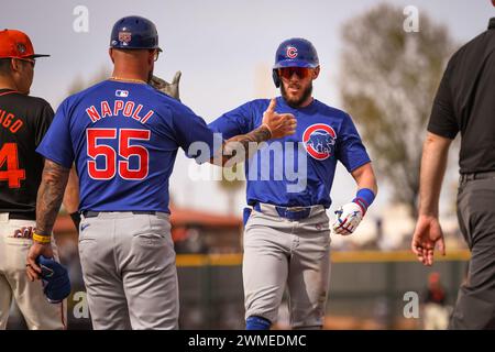 Chicago Cubs First Base Coach Mike Napoli (55) schlägt den dritten Baseman Miles Mastrobuoni (20), um die Basis im dritten Inning eines MLB-Federzuges zu erreichen Stockfoto