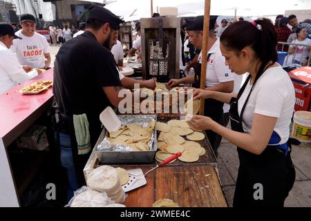 Mexiko-Stadt, Mexiko. Februar 2024. In der zweiten Ausgabe des Festivals „Tacos, Tacos: The Chilango Taco of CDMX“ nehmen 100 Taquerias an der Zubereitung des Gerichts der mexikanischen Gastronomie auf der Esplanade des Monuments für die Revolution in Mexiko-Stadt Teil. Am 24. Februar 2024 in Mexiko-Stadt, Mexiko (Credit Image: © Luis Barron/eyepix via ZUMA Press Wire) NUR REDAKTIONELLE VERWENDUNG! Nicht für kommerzielle ZWECKE! Stockfoto