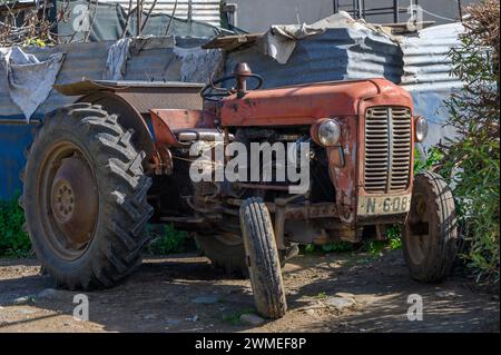 Gaziveren Zypern 02.17.2024 alter Traktor im Dorf Stockfoto