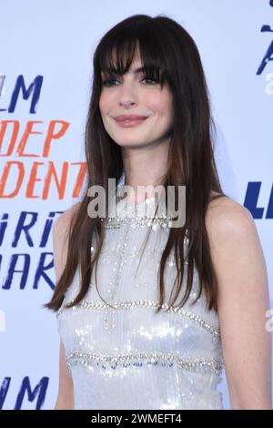 Santa Monica, Kalifornien, USA 25. Februar 2024 Schauspielerin Anne Hathaway nimmt am 25. Februar 2024 an den Film Independent Spirit Awards 2024 in Santa Monica, Kalifornien, USA Teil. Foto: Barry King/Alamy Live News Stockfoto