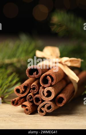 Ein Haufen Zimtstangen auf Holztisch, Großaufnahme Stockfoto