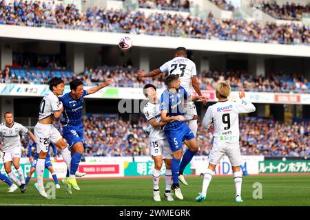 Machida Gion Stadium, Tokio, Japan. Februar 2024. Zwei Mannschaftsgruppen, 24. FEBRUAR 2024 - Fußball/Fußball: 2024 Spiel der J1 League zwischen dem FC Machida Zelvia 1-1 Gamba Osaka im Machida Gion Stadium, Tokio, Japan. Quelle: Naoki Nishimura/AFLO SPORT/Alamy Live News Stockfoto