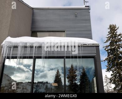 Scharfe Eiszapfen aus schmelzendem Schnee. Stockfoto