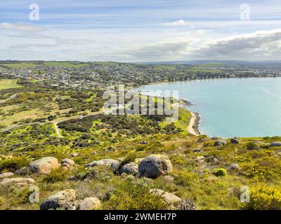 Blick auf die Encounter Bay vom Bluff oder Rosetta Head in Victor Harbor auf der Fleurieu Peninsula in Südaustralien Stockfoto