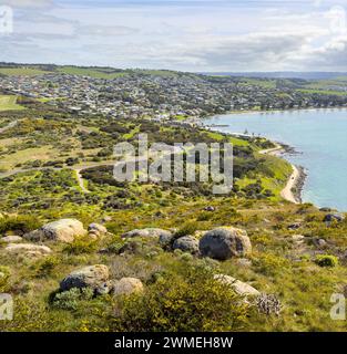 Blick auf die Encounter Bay vom Bluff oder Rosetta Head in Victor Harbor auf der Fleurieu Peninsula in Südaustralien Stockfoto