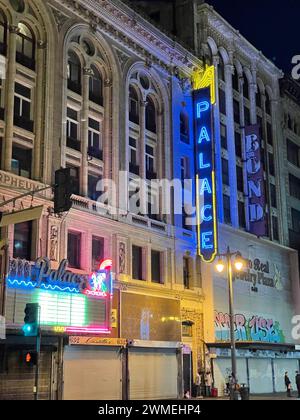 Beleuchtete Schilder am Broadway in der Innenstadt von Los Angeles, Kalifornien, Stockfoto