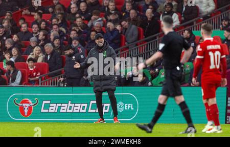 (240226) -- LONDON, 26. Februar 2024 (Xinhua) Liverpools Trainer Jurgen Klopp reagiert am 25. Februar 2024 beim Finale des englischen Football League Cup zwischen Chelsea und Liverpool in London. (XINHUA) NUR FÜR REDAKTIONELLE ZWECKE. NICHT ZUM VERKAUF FÜR MARKETING- ODER WERBEKAMPAGNEN. KEINE VERWENDUNG MIT NICHT AUTORISIERTEN AUDIO-, VIDEO-, DATEN-, REGALLISTEN, CLUB-/LEAGUE-LOGOS ODER LIVE-DIENSTEN. ONLINE-IN-MATCH-NUTZUNG AUF 45 BILDER BESCHRÄNKT, KEINE VIDETEMULATION. KEINE VERWENDUNG BEI WETTEN, SPIELEN ODER PUBLIKATIONEN FÜR EINZELNE CLUBS/LIGA/SPIELER. Stockfoto