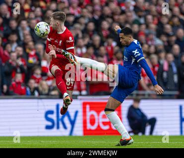 (240226) -- LONDON, 26. Februar 2024 (Xinhua) Liverpool Conor Bradley (L) wetteiferte um den Ball während des Endrunde-Spiels zwischen Chelsea und Liverpool am 25. Februar 2024 in London. (XINHUA) NUR FÜR REDAKTIONELLE ZWECKE. NICHT ZUM VERKAUF FÜR MARKETING- ODER WERBEKAMPAGNEN. KEINE VERWENDUNG MIT NICHT AUTORISIERTEN AUDIO-, VIDEO-, DATEN-, REGALLISTEN, CLUB-/LEAGUE-LOGOS ODER LIVE-DIENSTEN. ONLINE-IN-MATCH-NUTZUNG AUF 45 BILDER BESCHRÄNKT, KEINE VIDETEMULATION. KEINE VERWENDUNG BEI WETTEN, SPIELEN ODER PUBLIKATIONEN FÜR EINZELNE CLUBS/LIGA/SPIELER. Stockfoto