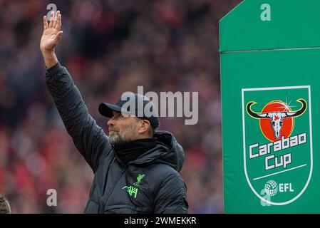 (240226) -- LONDON, 26. Februar 2024 (Xinhua) Liverpools Manager Jurgen Klopp winkt vor dem Finale des englischen Football League Cup zwischen Chelsea und Liverpool am 25. Februar 2024 in London. (XINHUA) NUR FÜR REDAKTIONELLE ZWECKE. NICHT ZUM VERKAUF FÜR MARKETING- ODER WERBEKAMPAGNEN. KEINE VERWENDUNG MIT NICHT AUTORISIERTEN AUDIO-, VIDEO-, DATEN-, REGALLISTEN, CLUB-/LEAGUE-LOGOS ODER LIVE-DIENSTEN. ONLINE-IN-MATCH-NUTZUNG AUF 45 BILDER BESCHRÄNKT, KEINE VIDETEMULATION. KEINE VERWENDUNG BEI WETTEN, SPIELEN ODER PUBLIKATIONEN FÜR EINZELNE CLUBS/LIGA/SPIELER. Stockfoto