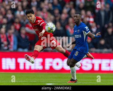 (240226) -- LONDON, 26. Februar 2024 (Xinhua) Wataru Endo (L) von Liverpool wird am 25. Februar 2024 von Chelsea Moises Caicedo im Finale des englischen Football League Cup zwischen Chelsea und Liverpool in London, Großbritannien, gefordert. (XINHUA) NUR FÜR REDAKTIONELLE ZWECKE. NICHT ZUM VERKAUF FÜR MARKETING- ODER WERBEKAMPAGNEN. KEINE VERWENDUNG MIT NICHT AUTORISIERTEN AUDIO-, VIDEO-, DATEN-, REGALLISTEN, CLUB-/LEAGUE-LOGOS ODER LIVE-DIENSTEN. ONLINE-IN-MATCH-NUTZUNG AUF 45 BILDER BESCHRÄNKT, KEINE VIDETEMULATION. KEINE VERWENDUNG BEI WETTEN, SPIELEN ODER PUBLIKATIONEN FÜR EINZELNE CLUBS/LIGA/SPIELER. Stockfoto