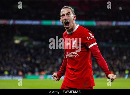 (240226) -- LONDON, 26. Februar 2024 (Xinhua) der Liverpooler Kostas Tsimikas feiert das Tor seiner Mannschaft während des englischen Football League Cup Endrunde zwischen Chelsea und Liverpool am 25. Februar 2024 in London. (XINHUA) NUR FÜR REDAKTIONELLE ZWECKE. NICHT ZUM VERKAUF FÜR MARKETING- ODER WERBEKAMPAGNEN. KEINE VERWENDUNG MIT NICHT AUTORISIERTEN AUDIO-, VIDEO-, DATEN-, REGALLISTEN, CLUB-/LEAGUE-LOGOS ODER LIVE-DIENSTEN. ONLINE-IN-MATCH-NUTZUNG AUF 45 BILDER BESCHRÄNKT, KEINE VIDETEMULATION. KEINE VERWENDUNG BEI WETTEN, SPIELEN ODER PUBLIKATIONEN FÜR EINZELNE CLUBS/LIGA/SPIELER. Stockfoto