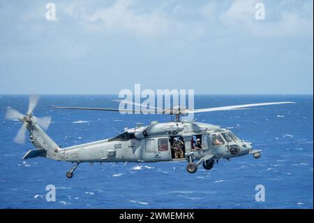 Sea Hawk fliegt am 20. Februar 2024 an der USS Theodore Roosevelt in der Philippinischen See vorbei. Foto von Haro Gonzalez Stockfoto