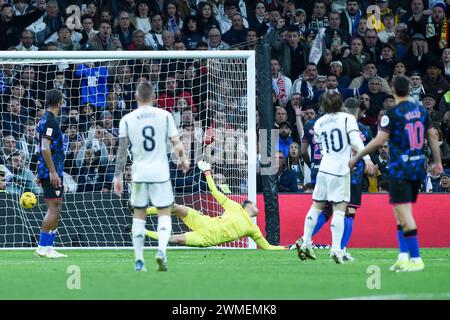 Madrid, Spanien. Februar 2024. Luka Modric (3. R) von Real Madrid erzielte ein Tor während des Fußballspiels der spanischen Liga (La Liga) zwischen Real Madrid und Sevilla F.C. im Santiago Bernabeu Stadion in Madrid, Spanien, am 25. Februar 2024. Gustavo Valiente/Xinhua/Alamy Live News Stockfoto